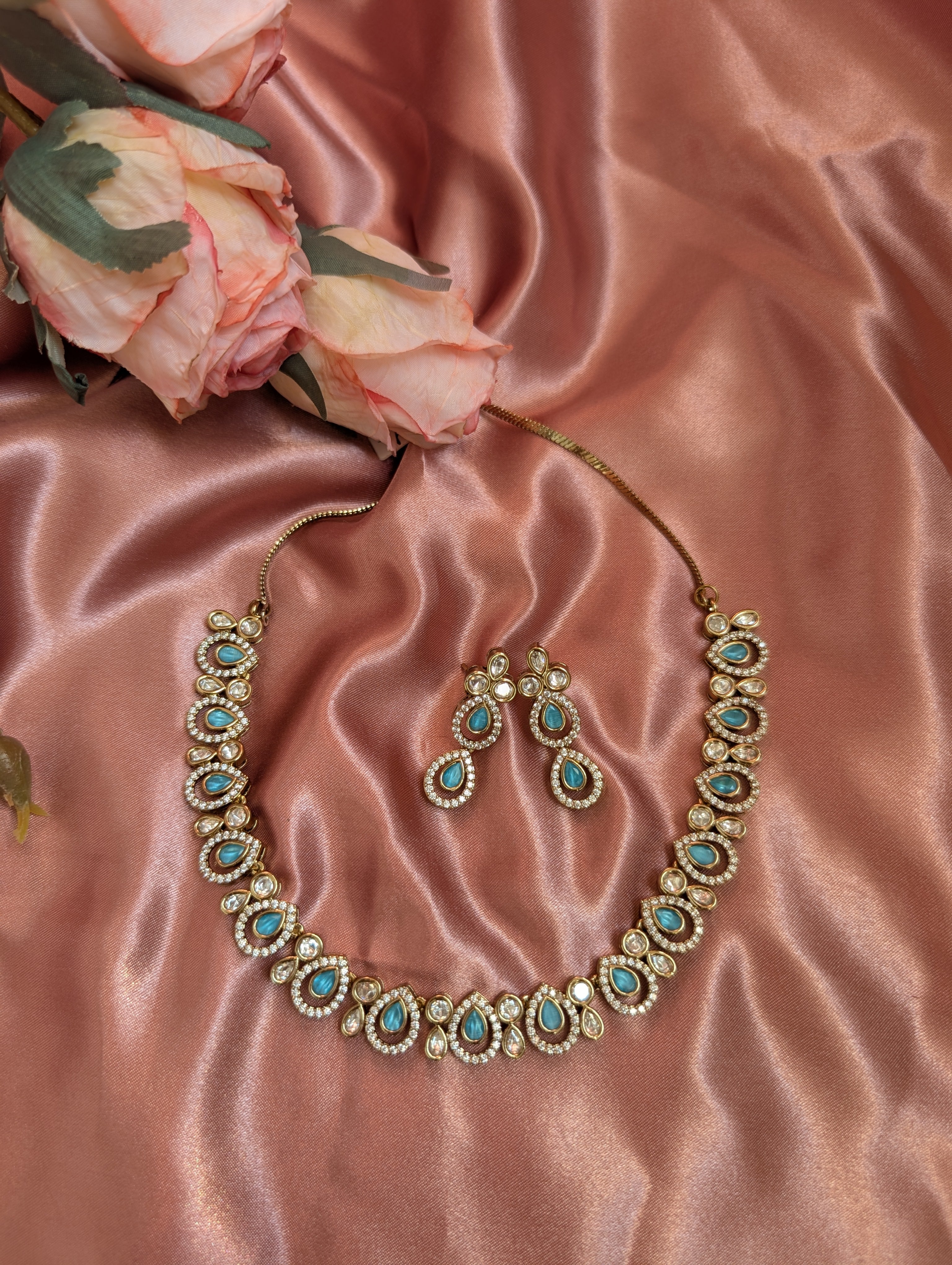 Antique Gold Teardrop Kundan Stone Necklace with Earrings