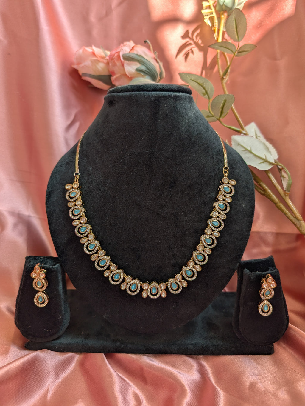 Antique Gold Teardrop Kundan Stone Necklace with Earrings